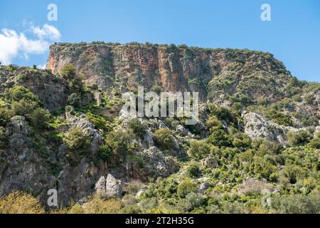 Landschaft an der antiken Stätte Pinara in der Provinz Mugla in der Türkei mit einem Felsen mit Wabengräbern. Pinara war eine große Stadt im antiken Lykien. Stockfoto