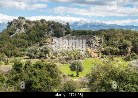 Landschaft an der antiken Stätte Pinara in der Provinz Mugla in der Türkei mit einer Ruine des Amphitheaters. Das Amphitheater stammt aus dem 4. Jahrhundert v. Chr. Pinara war ein Stockfoto