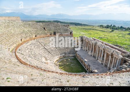 Das Theater an der antiken Stätte von Hierapolis in Pamukkale, Türkei. Das Theater wurde vermutlich unter der Herrschaft von Hadrian nach dem Erdbeben von errichtet Stockfoto