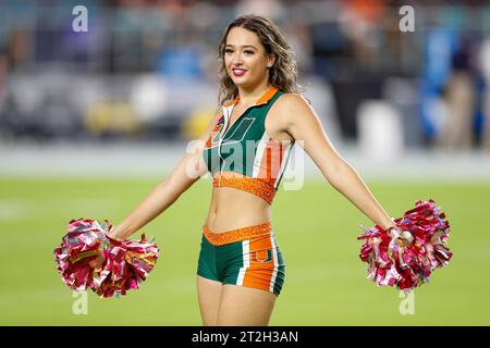 Ein Miami Hurricane Cheerleader tritt vor einem College Football-Spiel gegen die Georgia Tech Yellow Jackets am Samstag, den 7. Oktober, 2 Stockfoto