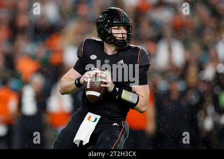 Miami Hurricanes Quarterback Tyler Van Dyke (9) sucht einen offenen Receiver während eines College Football-Spiels gegen die Georgia Tech Yell Stockfoto