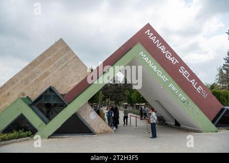 Manavgat, Antalya, Türkei – 27. März 2023. Eintritt zum Wasserfall Manavgat in Manavgat, Türkei. Mit Personen anzeigen. Stockfoto