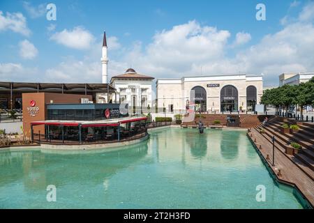 Belek, Antalya, Türkei - 27. März 2023. Freizeitpark Land of Legends in Belek, Türkei. Blick auf den Pool, die Moschee und die Geschäfte. Stockfoto