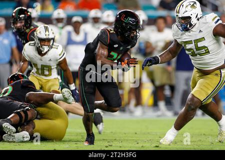 Miami Hurricanes Running Back Henry Parrish Jr. (21) läuft mit dem Ball während eines regulären Fußballspiels gegen die Georgia Tech Yellow Stockfoto