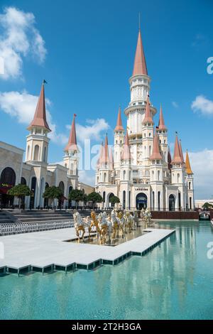 Belek, Antalya, Türkei - 27. März 2023. Das Chateau-Gebäude im Freizeitpark Land of Legends in Belek, Türkei. Blick mit Pool und Wagen monumen Stockfoto