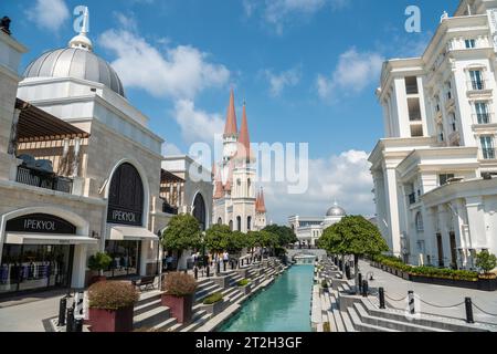 Belek, Antalya, Türkei - 27. März 2023. Shopping Avenue im Themenpark Land of Legends in Belek, Türkei. Blick auf das Chateau-Gebäude, mit SH Stockfoto