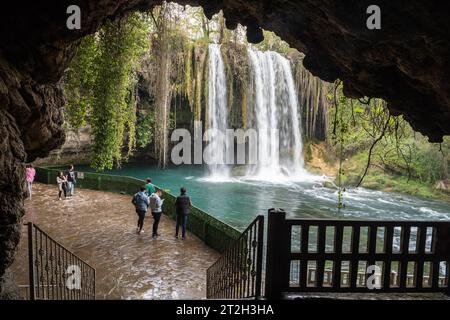 Antalya, Türkei - 27. März 2023. Upper Duden Wasserfälle in Antalya, Türkei. Blick aus einer Karstgrotte, mit Geländer und Menschen. Stockfoto