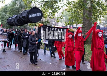 Die Red Rebel Brigade führte Fossil Fee London Protesters (Hyde Park) dazu, den Öl- und Gasgipfel in der Park Lane zu blockieren. Oktober 2023. XR Stockfoto