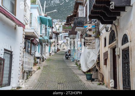 Kalkan, Antalya, Türkei – 29. März 2023. Blick auf die Straße in Kalkan Resort Stadt in Antalya Provinz der Türkei. Blick auf eine kopfsteingepflasterte Straße mit historischem Stockfoto