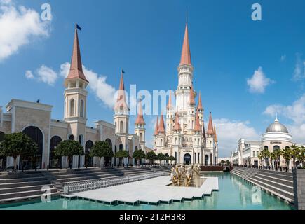 Belek, Antalya, Türkei - 27. März 2023. Der Freizeitpark Land of Legends in Belek, Türkei. Blick auf das Chateau-Gebäude mit Pool und Wagen Stockfoto