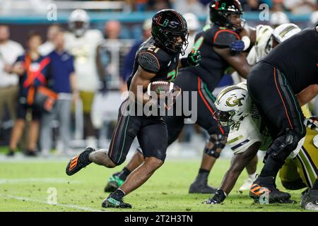 Miami Hurricanes Running Back Henry Parrish Jr. (21) läuft mit dem Ball während eines regulären Fußballspiels gegen die Georgia Tech Yellow Stockfoto