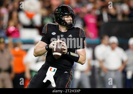 Miami Hurricanes Quarterback Tyler Van Dyke (9) sucht einen offenen Receiver während eines College Football-Spiels gegen die Georgia Tech Yell Stockfoto