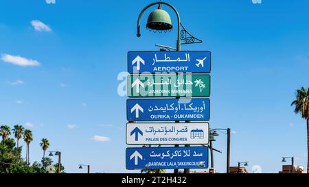 Verkehrsschild in Richtung Flughafen Marrakesch im Stadtzentrum, Marokko Stockfoto