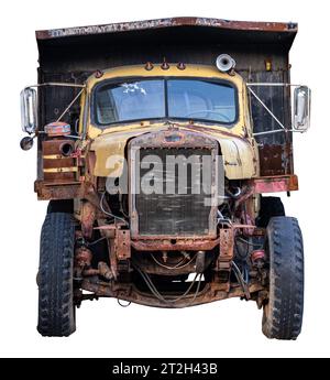 Vorderansicht Eines alten Rusty Damaged Depump Trucks, isoliert auf weißem Hintergrund Stockfoto