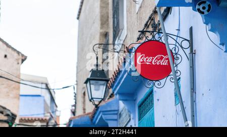 Chefchaouen, Marokko - 11. September 2022: Rotes Coca-Cola-Schild in Chefchaouen, bekannt als die blaue Stadt Marokko in einem lokalen Geschäft, Marokko Stockfoto