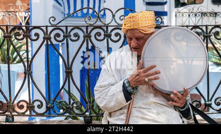 Chefchaouen, Marokko - 11. September 2022: Alter Mann spielt ein traditionelles Instrument in Chefchaouen, bekannt als die blaue Stadt, berühmt für ihre markante blu Stockfoto