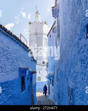 Chefchaouen, Marokko - 11. September 2022: Frau zu Fuß in Chefchaouen, bekannt als die blaue Stadt, berühmt für ihre auffällige blaue Farbe bemalt Medina buil Stockfoto