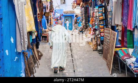 Chefchaouen, Marokko - 11. September 2022: Ein alter Mann wandert in Chefchaouen, bekannt als die blaue Stadt, berühmt für ihre auffällige blaue Farbe gemalt Medina Bu Stockfoto