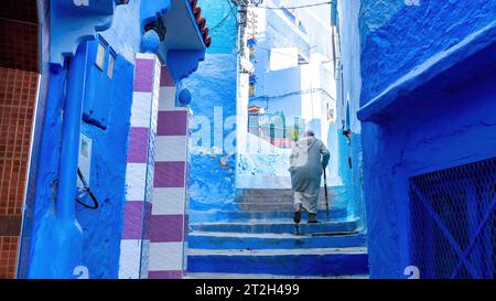 Chefchaouen, Marokko - 11. September 2022: Ein alter Mann wandert in Chefchaouen, bekannt als die blaue Stadt, berühmt für ihre auffällige blaue Farbe gemalt Medina Bu Stockfoto