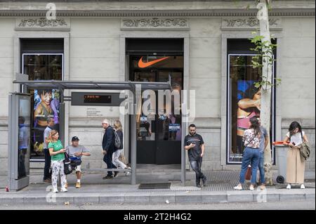 Madrid, Spanien. September 2023. Fußgänger und Pendler werden vor dem US-amerikanischen multinationalen Sportbekleidungsgeschäft Nike in Spanien gesehen. (Credit Image: © Xavi Lopez/SOPA Images via ZUMA Press Wire) NUR REDAKTIONELLE VERWENDUNG! Nicht für kommerzielle ZWECKE! Stockfoto