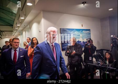 Washington, Vereinigte Staaten. Oktober 2023. Tom Emmer (Republikaner aus Minnesota) verlässt am Donnerstag, den 19. Oktober 2023, ein Treffen der House Republican Conference im US Capitol in Washington, DC. Quelle: Rod Lamkey/CNP/dpa/Alamy Live News Stockfoto