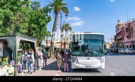 Marrakesch, Marokko - 15. September 2022: Ortsansässige Marokkaner steigen in den Bus der öffentlichen Verkehrsmittel im Stadtzentrum Stockfoto