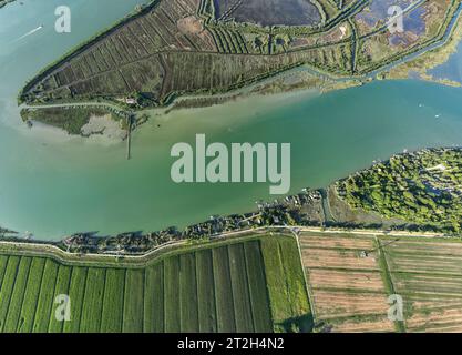 Luftaufnahme eines Caorle, der Strandstadt des Resorts in der Nähe von Venedig. Rote Dächer, helle Gebäude an einem Tag Stockfoto