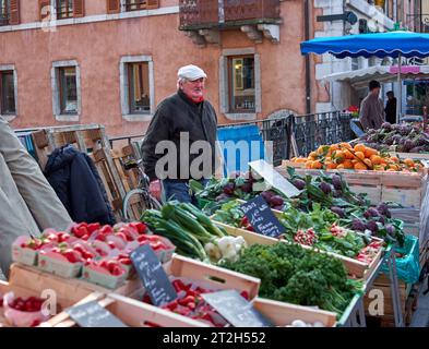 Winter Street Green Market in Annecy, Savoy, Frankreich Stockfoto