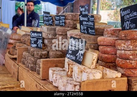 Käsetheke auf einem Sonntagsmarkt in Annecy, Savoy, Frankreich Stockfoto