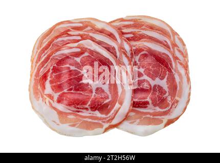 Speck typische italienische Wurst aus Piacenza namens Pancetta coppata. Bacon-Schichten isoliert auf weiß mit Beschneidungspfad Stockfoto