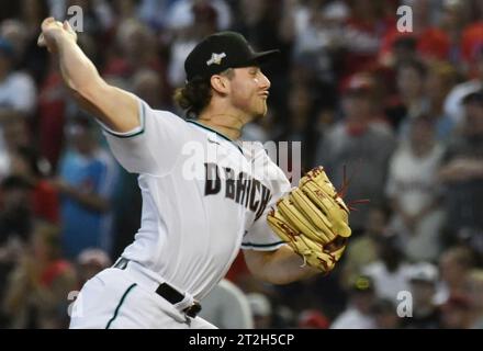 Phoenix, Usa. Oktober 2023. Arizona Diamondbacks Starting Pitcher Brandon Pfaadt wirft im ersten Inning gegen die Philadelphia Phillies im dritten Spiel der NLCS im Chase Field in Phoenix am Donnerstag, den 19. Oktober 2023. Foto: Rick D'Elia/UPI. Quelle: UPI/Alamy Live News Stockfoto