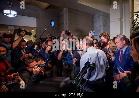 Jim Jordan (Republikaner von Ohio), nominiert für den House Speaker, spricht mit Reportern nach dem Treffen der A House Republican Conference im US Capitol in Washington, DC, Donnerstag, 19. Oktober 2023. Quelle: Rod Lamkey/CNP/MediaPunch Stockfoto