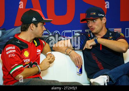 Austin, Usa. Oktober 2023. Monaco-Formel-1-Fahrer Charles Leclerc von Scuderia Ferrari spricht mit dem niederländischen Formel-1-Fahrer Max Verstappen von Red Bull Racing während einer Pressekonferenz vor dem Formel-1-Grand-Prix der Vereinigten Staaten am 19. Oktober 2023 auf dem Circuit of the Americas in Austin, Texas. Foto: Greg Nash/UPI Credit: UPI/Alamy Live News Stockfoto