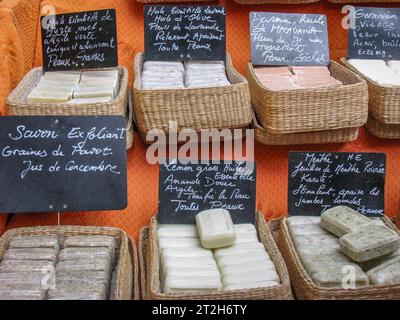 Markttag in Aix-en-Provence, Frankreich. Die Provence ist berühmt für ihre Seife - vor allem die Seife aus 72 % Olivenöl, aber auch für ihren Duft Stockfoto