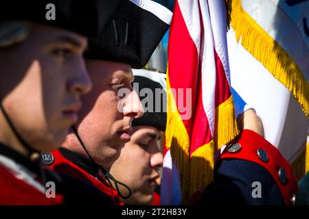 Virginia, USA. Oktober 2023. Die Farbwächter des 3. US-Infanterieregiments The Old Guard präsentieren die Farben während des Yorktown Day am Donnerstag, den 19. Oktober 2023 in Yorktown, Virginia Dieses Jahr jährt sich zum 242. Jahrestag der Kapitulation der britischen Truppen und der letzten großen Schlacht im Amerikanischen Unabhängigkeitskrieg. (Kreditbild: © John C. Clark/ZUMA Press Wire) NUR REDAKTIONELLE VERWENDUNG! Nicht für kommerzielle ZWECKE! Stockfoto