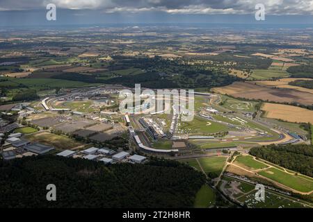 Rundblick auf die Rennstrecke Silverstone am Renntag, umgeben von der Landschaft von Northamptonshire und Buckinghamshire Stockfoto