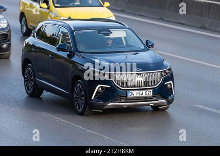 ISTANBUL, TÜRKEI - 17. SEPTEMBER 2023: TOGG T10X Auto auf der Autobahn. Die Automobile Enterprise Group in der Türkei, kurz Togg, ist ein in der Türkei ansässiger Automobil Stockfoto