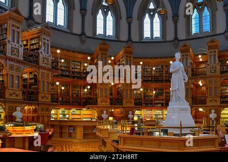 Die Bibliothek des Parlaments von Kanada mit der Statue der Königin Victoria. Ottawa, Ontario, Kanada Stockfoto