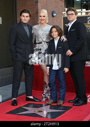 Los Angeles, USA. Oktober 2023. LOS ANGELES, CA. 19. Oktober 2023: Kingston Rossdale, Gwen Stefani, Apollo Rossdale & Zuma Rossdale auf dem Hollywood Boulevard, wo Gwen Stefani mit einem Stern auf dem Hollywood Walk of Fame geehrt wurde. Bildnachweis: Paul Smith/Alamy Live News Stockfoto