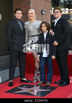 Los Angeles, USA. Oktober 2023. LOS ANGELES, CA. 19. Oktober 2023: Kingston Rossdale, Gwen Stefani, Apollo Rossdale & Zuma Rossdale auf dem Hollywood Boulevard, wo Gwen Stefani mit einem Stern auf dem Hollywood Walk of Fame geehrt wurde. Bildnachweis: Paul Smith/Alamy Live News Stockfoto