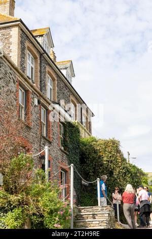 Port Isaac Cornwall, Besucher auf einem Spaziergang durch Doc Martin, der das Dorf zeigt, in dem die Fernsehserie gedreht wurde, England, UK, 2023 Stockfoto