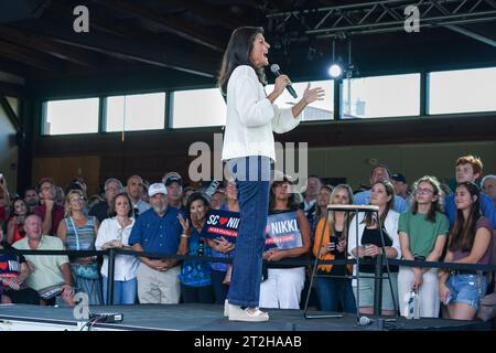 North Charleston, Usa. September 2023. Nikki Haley, ehemaliger UN-Botschafter und republikanischer Präsidentschaftskandidat, spricht während eines Wahlkampfs bei Holy City Brewing am 8. September 2023 in North Charleston, South Carolina. Haley, der ehemalige Gouverneur von South Carolina, ist eine lange Chance für die Nominierung hinter dem ehemaligen Präsidenten Donald Trump. Quelle: Richard Ellis/Richard Ellis/Alamy Live News Stockfoto