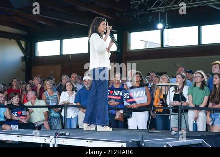 North Charleston, Usa. September 2023. Nikki Haley, ehemaliger UN-Botschafter und republikanischer Präsidentschaftskandidat, spricht während eines Wahlkampfs bei Holy City Brewing am 8. September 2023 in North Charleston, South Carolina. Haley, der ehemalige Gouverneur von South Carolina, ist eine lange Chance für die Nominierung hinter dem ehemaligen Präsidenten Donald Trump. Quelle: Richard Ellis/Richard Ellis/Alamy Live News Stockfoto