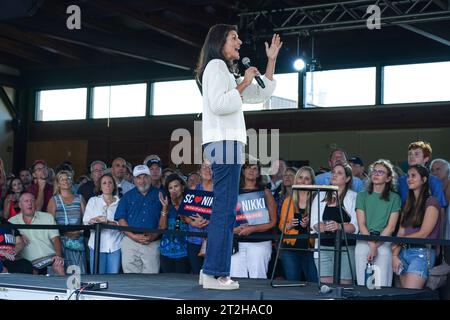 North Charleston, Usa. September 2023. Nikki Haley, ehemaliger UN-Botschafter und republikanischer Präsidentschaftskandidat, spricht während eines Wahlkampfs bei Holy City Brewing am 8. September 2023 in North Charleston, South Carolina. Haley, der ehemalige Gouverneur von South Carolina, ist eine lange Chance für die Nominierung hinter dem ehemaligen Präsidenten Donald Trump. Quelle: Richard Ellis/Richard Ellis/Alamy Live News Stockfoto