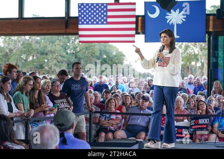 North Charleston, Usa. September 2023. Nikki Haley, ehemaliger UN-Botschafter und republikanischer Präsidentschaftskandidat, spricht während eines Wahlkampfs bei Holy City Brewing am 8. September 2023 in North Charleston, South Carolina. Haley, der ehemalige Gouverneur von South Carolina, ist eine lange Chance für die Nominierung hinter dem ehemaligen Präsidenten Donald Trump. Quelle: Richard Ellis/Richard Ellis/Alamy Live News Stockfoto