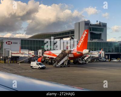 Gatwick, Surrey, England, Großbritannien. 02.09.2023. Passagierjet parkte bis zu einem Terminal am Flughafen Gatwick, Blick auf London von einem Steuerflugzeug. Im Hinterland Stockfoto