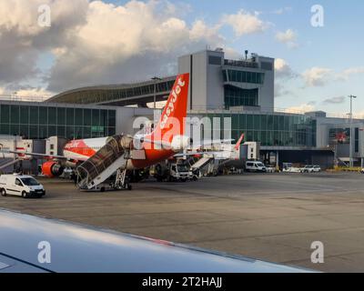 Gatwick, Surrey, England, Großbritannien. 02.09.2023. Passagierjet parkte bis zu einem Terminal am Flughafen Gatwick, Blick auf London von einem Steuerflugzeug. Im Hinterland Stockfoto