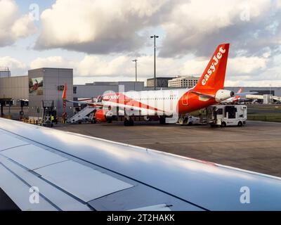 Gatwick, Surrey, England, Großbritannien. 02.09.2023. Passagierjet parkte bis zu einem Terminal am Flughafen Gatwick, Blick auf London von einem Steuerflugzeug. Konzept, Turnaround Stockfoto