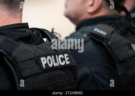 Polizisten der West Midlands Police nehmen an einem Briefing Teil, bevor sie einen Razzia in Coventry durchführten. Beamte der Polizei von Coventry schlossen sich Fachkollegen an, um während des Überfalls fünf Haftbefehle in der Stadt zu vollstrecken und mehrere Cannabisfabriken mit einem Gesamtwert von über 850 000 Pfund zu schließen. Bilddatum: Mittwoch, 11. Oktober 2023. Stockfoto