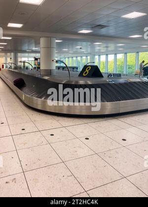 Gatwick, Surrey, England, Großbritannien. 02.10. 2023. Ankunftsterminal des Flughafens Gatwick: Leere Gepäckkarussells und keine Passagiere. Stockfoto